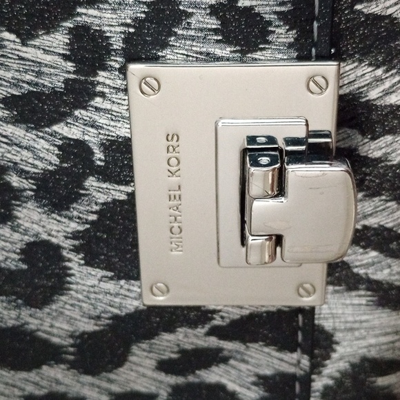 Michael Kors Shiny Leather Empire Leopard Print Silver Latch Perfect Condition - Picture 9 of 11